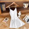 Elegantes weißes Satin-Nachthemd mit schmalen Trägern und glänzendem Seiden-Finish - S / Weiß