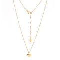 Détail du pendentif cœur doré avec perles macaron colorées et fermoir mousqueton fin - Perles Arc-en-ciel d'Été