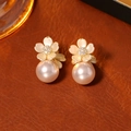 Elegantes pendientes de flor y perla con pétalos de concha y circonitas sobre cuero - Pendientes de perlas de flores de concha