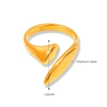 Dettaglio dell'anello geometrico in acciaio al titanio dorato con logo M inciso - US 8 (Regolabile) / Oro