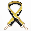 Détail de la bandoulière jacquard réglable avec motif montagne et fermoirs dorés - Jaune Noir