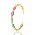 Detail van kleurrijke emaille gouden armband met zirkoon inleg en spiegelreflectie op wit - Gekleurd Emaille (S84-6)