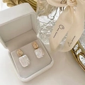 Boucles d'oreilles carrées en perles d'eau douce baroques et métal doré dans un écrin blanc - Blanc