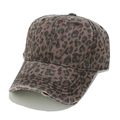Dettaglio del berretto leopardato con bordi consumati e consistenza in cotone lavato - M (56-58cm) / Leopardo Caffè