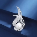 Elegante engelenvleugel veerbroche in zilver met pavé zirkonia en witte parel - Witte Parel Vleugel Veer