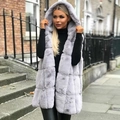 Style urbain d'un long gilet gris en fausse fourrure à capuche et texture douce - Gris
