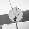 Halskette mit blauem E-Gitarren-Anhänger und silberner Box-Kette für Damen und Herren - Perlen-Gliederkette / Kugelkette Blaue Gitarre