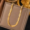 Detailansicht der goldenen Schlangenkette mit Webstruktur auf einer Schmuckschatulle - Doppelsträngige Halskette (XLH308)