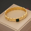 Dettaglio del bracciale ondulato in acciaio inossidabile dorato con gemma verde smeraldo - Stile smeraldo quadrato ondulato (2#)
