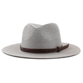 Primer plano de sombrero de paja gris con banda decorativa de cuero marrón grabado - M (56-58cm) / Gris