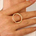 Bague cœur en spirale dorée minimaliste avec finition polie portée au doigt pour le style - Bague Simple Ronde Polie (K-503)