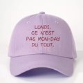 Detail van lavendel katoenen baseballpet met rode LUNDI CE N'EST PAS MON-DAY opdruk - Eén maat / Lichtpaars