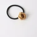 Minimalistische zwarte haarelastiek met een stijlvolle, matte gouden metalen knoop - Gekruiste Cirkels - Goud