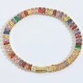 Bracciale dorato minimalista con zirconi rettangolari multicolori in incastonatura rainbow - Colorato