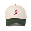 Detail der Stickerei mit rosa Schleife auf der zweifarbigen Trucker-Mütze mit grünem Schirm - Verstellbar / Beige-Armeegrüne Krempe