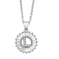 Détail du pendentif lettre L argenté avec zircons et design rayonnant sur chaîne fine - Lettre L