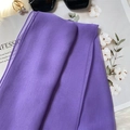 Dettaglio di sciarpa di seta viola con occhiali da sole e perle su una rivista - Viola