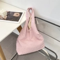 Detalle de la textura del bolso tote plisado rosa claro con tela suave de burbujas - Rosa Claro