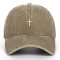 Détail de la broderie croix blanche sur la casquette de baseball vintage en coton délavé - Kaki