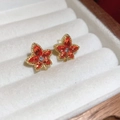 Detalle de pendientes de hoja de arce con gemas naranjas en caja de joyería blanca - Pendientes de Botón de Hoja de Arce (Café)