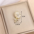 Exquisite golden flower brooch with zircon petals, measuring 3cm by 2.8cm - Flower