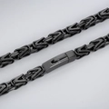 Nahaufnahme einer schwarzen byzantinischen Edelstahlkette mit aufwendig gewebten Gliedern - 8mm Halskette 65cm / Schwarz