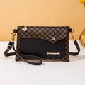 Bolso pequeño cuadrado negro y marrón con estampado monograma y cierre dorado elegante - Negro