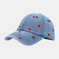 Dettaglio del ricamo a cuore rosso sul tessuto in denim azzurro del berretto da baseball - Blu scuro