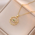 Μακρο φωτογραφία χρυσού μενταγιόν Evil Eye με πράσινο ζιργκόν σε κουτί δώρου κοσμημάτων - Αλυσίδα Σταυρού Μάτι / Χρυσό