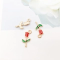 Tre ciondoli a forma di rosa in smalto rosso placcati oro per creazione gioielli DIY - Fiore di Rosa Rossa 9x18mm