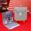 3D-Pop-up-Weihnachtskarte mit Schneemann-Familie und grauem Umschlag auf festlichem Hintergrund - Blau Schneemann (J5-04)