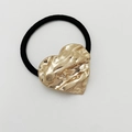 Coletero elástico negro con un adorno de corazón dorado de textura irregular - Oro Mate - Corazón Irregular