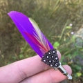 Détail de la broche en plumes de paon colorées avec tissu à pois et épingle en cuivre pur - Pois Violet Rouge Jaune (Style 2)