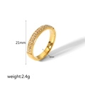 Detailaufnahme der 4mm Breite und Zirkonia-Einlage auf diesem 18K vergoldeten Edelstahlring - Größe 8 / Gold