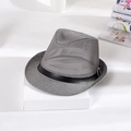 Détail d'un chapeau d'été en maille grise avec bande en cuir noir et boucle en métal - Gris clair