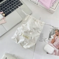 Κοντινό πλάνο κρέμας θήκης αποθήκευσης με ανάγλυφα σχέδια φιόγκων και λογότυπο - Μικρός Φιόγκος Μπεζ