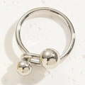 Nahaufnahme der polierten silbernen verstellbaren Ring mit zwei einzigartigen Metallkugeln - Einstellbar Offen / Silberne Metall-Kupferperle