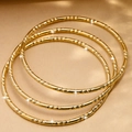 Ensemble de trois joncs plaqués or de 3 mm avec une surface texturée diagonale - Style à Motifs Texturés / Doré