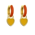 Detail von goldenen Herzohrringen mit orangefarbenem Emaille und gelben Schlossanhängern - Emaille / Tropföl / Orange