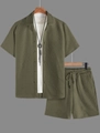 Vue détaillée du tissu en maille jacquard texturé sur l'ensemble chemise et short d'été homme - S / Vert Militaire