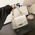 Bolso bandolera blanco acolchado con cadena dorada y detalle decorativo en el asa - Blanco
