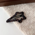 Classic triangular BB hair clip with dark leopard print fabric on knit background - Blue Pink Leopard - Pentagram