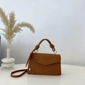 Bolso cuadrado de ante marrón chic con asa anudada y elegantes herrajes dorados - Marrón