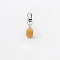 Détail du porte-clés pomme de terre fait main avec texture réaliste et fini brun - 65x19mm / Pomme de Terre Simulée