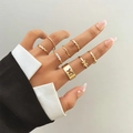 Set van 9 goudkleurige minimalistische ringen met vlindermotief en pareldetails - 9-Delige Set / Goud