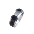 Detailansicht des drehbaren Spinner-Rings aus Titanstahl in Silber und Schwarz - Größe 6 / Silber