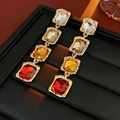 Vintage vergoldete Ohrhänger mit vierfarbigen Kristallen auf schwarzem Leder-Tablett - Champagnergoldene quadratische Quasten-Diamantohrringe (Silver Earring Post)
