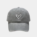 Détail de la broderie cœur blanc sur une casquette de baseball en coton gris délavé - Gris