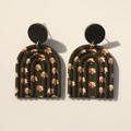 Detalle de pendientes de arco negros en acrílico con patrones de hojas de maple de colores - 1874 Hoja de Arce en Arco
