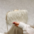 Gros plan détaillé du sac de soirée en plumes blanches avec chaîne dorée et fermoir - Beige